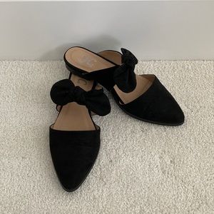 Journee Collection black mules with bow 5.5